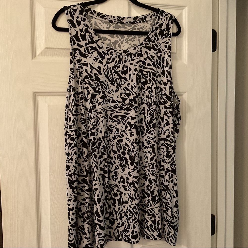 LOGO Layers by Lori Goldstein Size 2X Black Gray Printed Straight Hem Tank Top